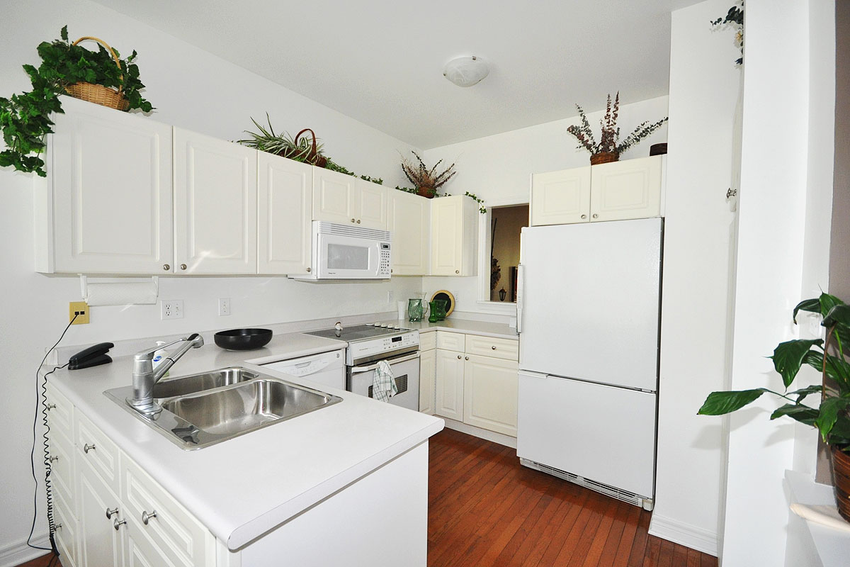 Kitchen includes 3 appliances, a pantry & hardwood floors
